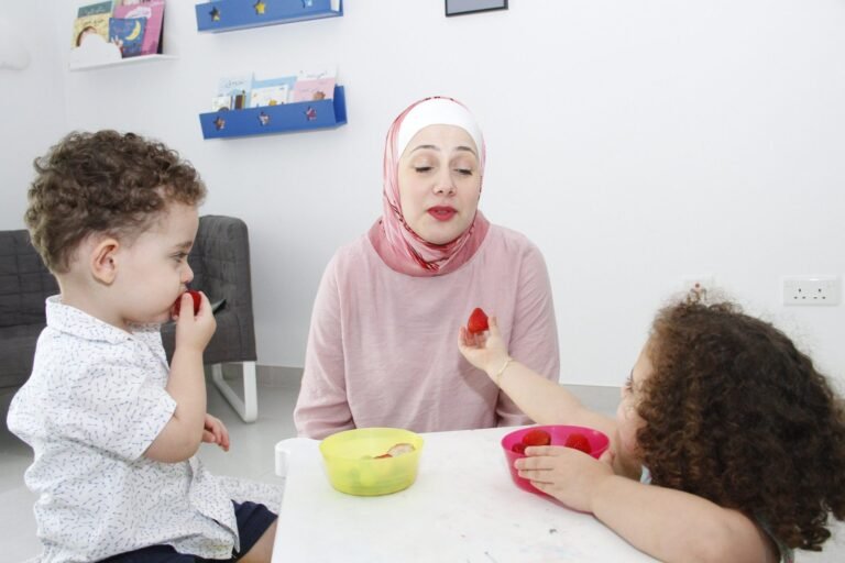 أيها الأفضل حضانة أم مساعدة منزلية للأم العاملة 5 MG 0264 scaled 1 - كلنا أمهات
