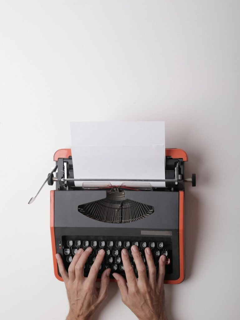 من فريلانسر إلى وظيفة بدوام كامل | قصة نجاح ليزا القيسي في العمل عن بعد 2 pexels olly 3808904 scaled 1 - كلنا أمهات