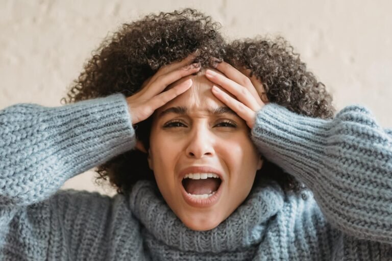 كيف أتحكم بالعصبية؟ إدارة الغضب لدى الأمهات، 8 نصائح للأم العاملة للتحكم بنوبات القلق 6 pexels liza summer 6382714 - كلنا أمهات