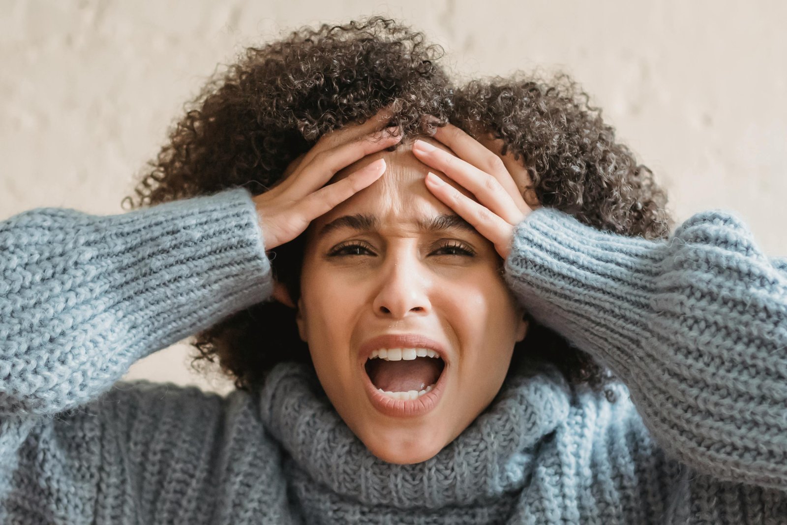 كيف أتحكم بالعصبية؟ إدارة الغضب لدى الأمهات، 8 نصائح للأم العاملة للتحكم بنوبات القلق 1 pexels liza summer 6382714 - كلنا أمهات