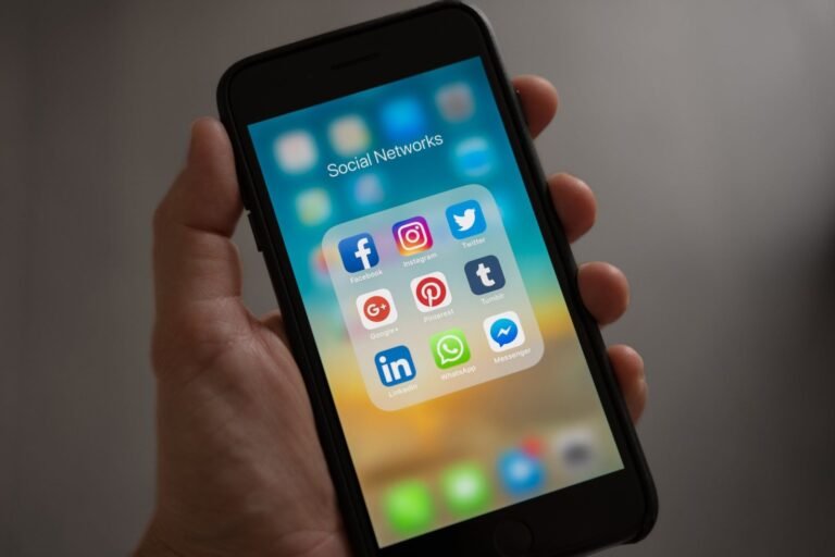 قواعد وآداب استخدام وسائل التواصل الاجتماعي في العمل وخارجه 9 آداب استخدام وسائل التواصل الاجتماعي scaled 1 - كلنا أمهات
