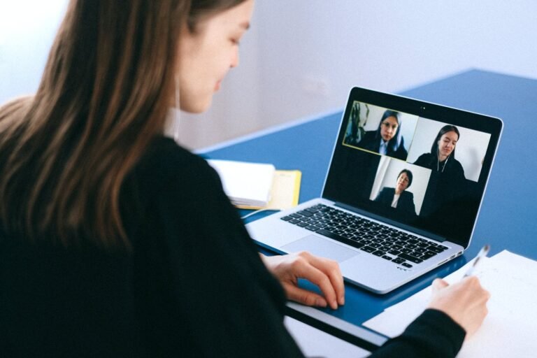 اداب استخدام قنوات الاتصال الرقمية - كلنا أمهات