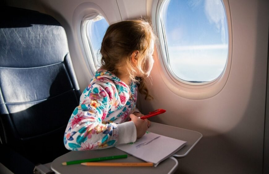 Child-drawing-picture-with-crayons-in-airplane.-1067772702_2125x1416