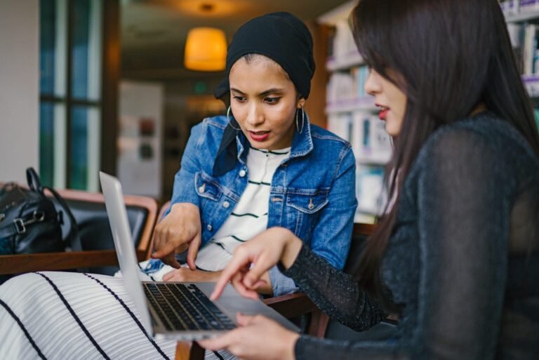 مشروع خاص أم وظيفة؟ نصائح قبل البدء بمشروعك الخاص 5 pexels mentatdgt 1569076 scaled 1 - كلنا أمهات