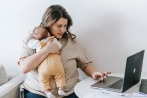 دعم الأم العاملة في بيئة العمل_كلنا أمهات