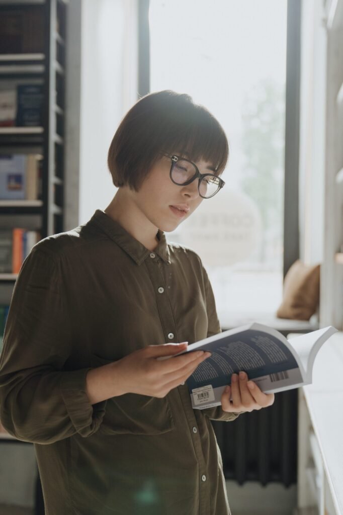 خمس خطوات لكتابة السيرة الذاتية بعد انقطاعك عن العمل 4 السيرة الذاتية 1 scaled 1 - كلنا أمهات