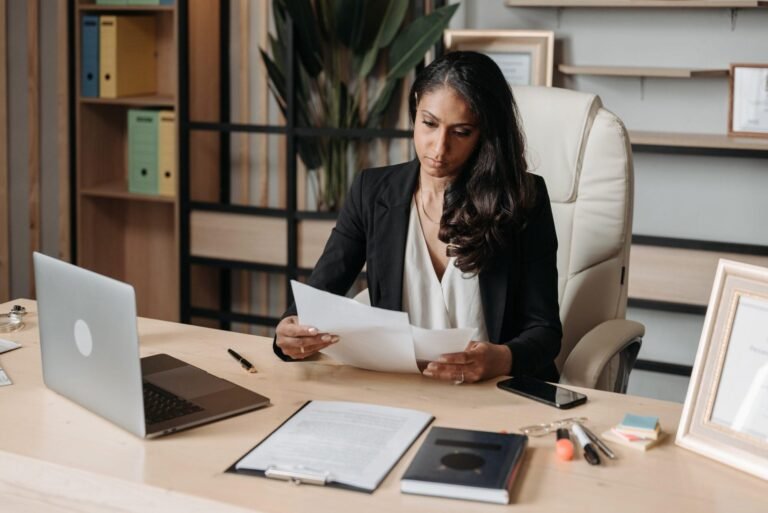 متلازمة المحتال : ما هي وكيف يمكننا التغلّب عليها! 11 متلازمة المحتال imposter syndrome scaled 1 - كلنا أمهات