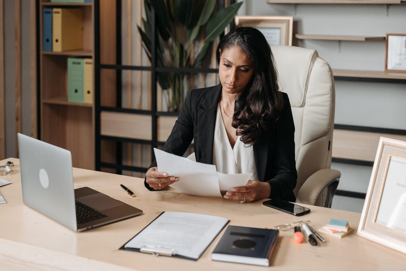 متلازمة المحتال : ما هي وكيف يمكننا التغلّب عليها! 1 متلازمة المحتال imposter syndrome scaled 1 - كلنا أمهات