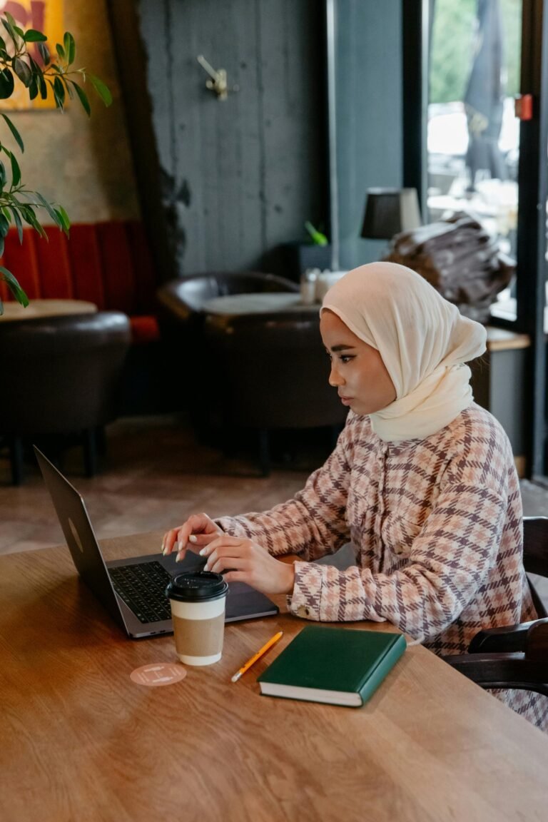 أشتاق للوظيفة بعد انقطاع عن العمل. 6 نصائح كيف أبدأ من جديد بعد أن فقدت شغفي؟ 6 pexels pavel danilyuk 8640122 - كلنا أمهات