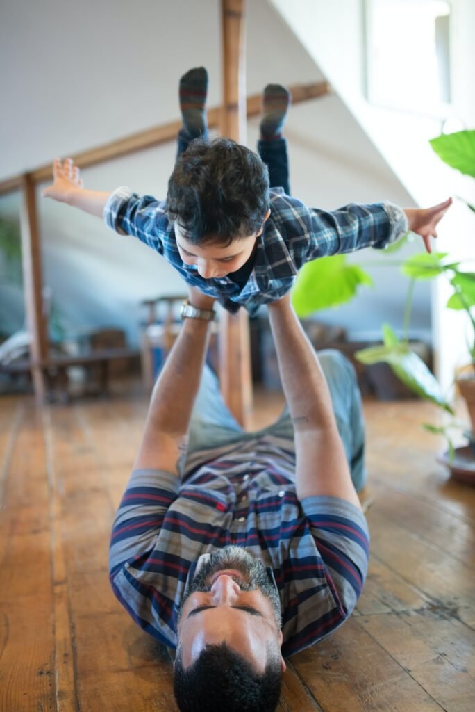 أهمية التواصل الفعال مع الأبناء للأم العاملة- من كتاب The Work/Parent Switch Book 3 pexels kampus production 8188742 - كلنا أمهات