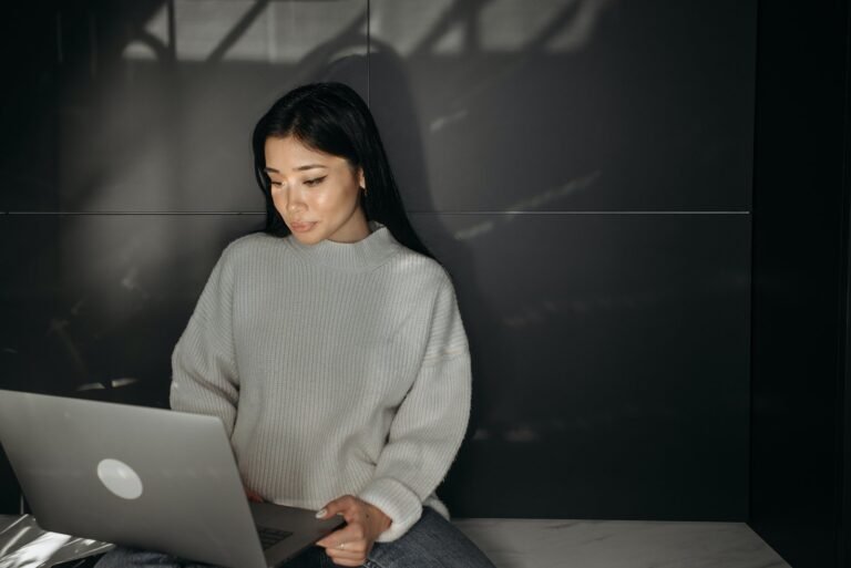 كيف أتعامل مع الشعور بعدم الرضا في بيئة العمل؟ 9 شعور الرضا في بيئة العمل-كلنا أمهات