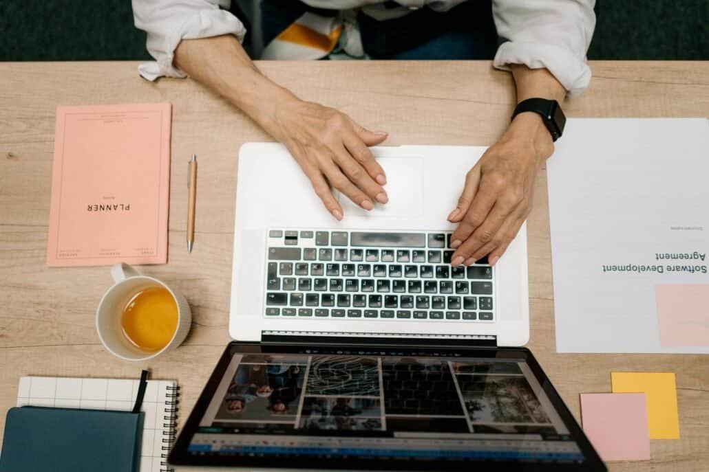 ما بين الأمومة والطموح: وظائف جوجل عن بعد نموذجاً للتمكين 2 pexels cottonbro 5971288 1 - كلنا أمهات
