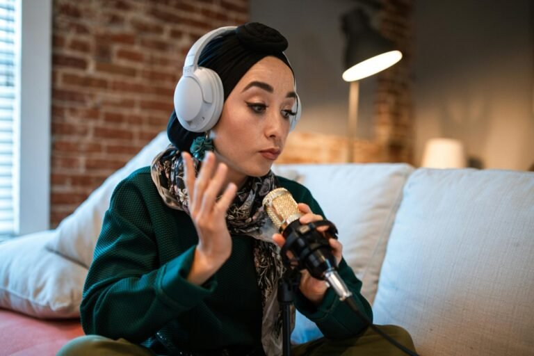 وظائف عن بعد للنساء في السعودية، وصناعة المحتوى على رأسها. 8 صناعة المحتوى للنساء