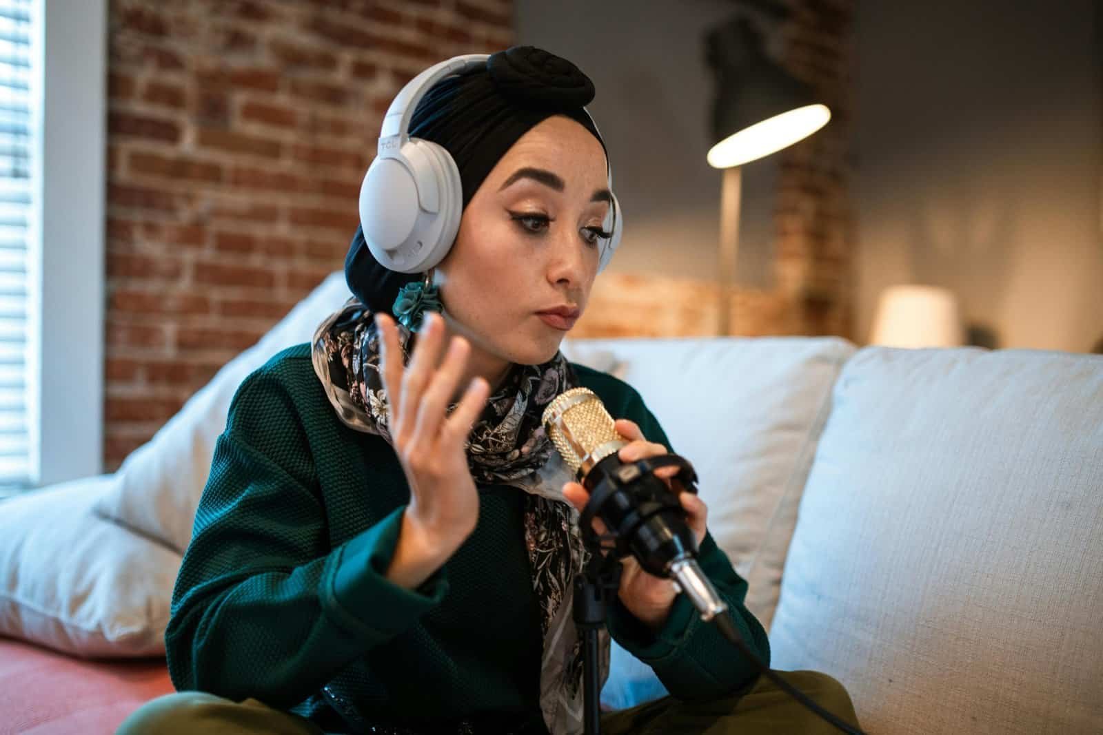 وظائف عن بعد للنساء في السعودية، وصناعة المحتوى على رأسها. 1 صناعة المحتوى للنساء