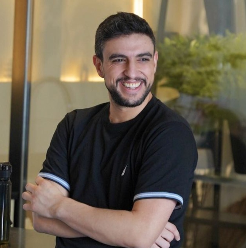 مدرب يوغا الضحك لتخفيف القلق
