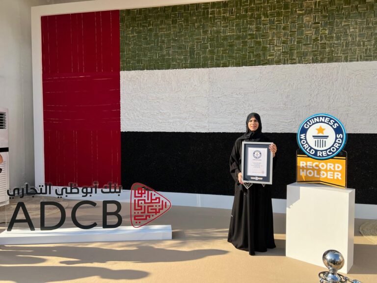 ...صفية الحبسي...فنانة إماراتية تبني بالفسيفساء قيماً تجمع الأسرة والمجتمع 1 فنانة إماراتية