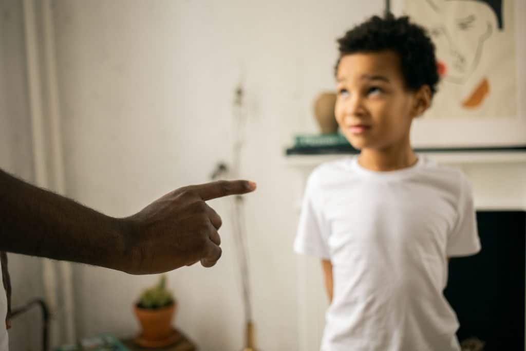 طفلي يطيعني خوفًا لا حبًا: أين تبدأ حدود العنف ضد الأطفال؟ 3 التعامل مع سلوك الطفل دون عنف أو تخويف