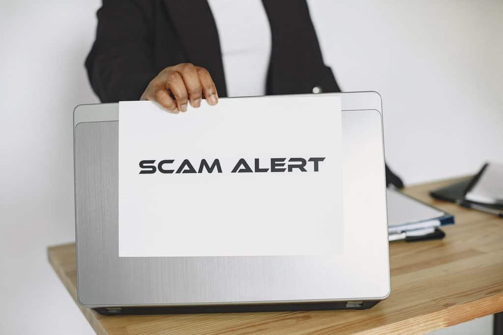 الوظائف الوهمية عن بعد: كيف تكشفينها قبل أن تخسري وقتكِ ومالكِ؟ 2 علامات تحذيرية في إعلانات الوظائف عن بُعد